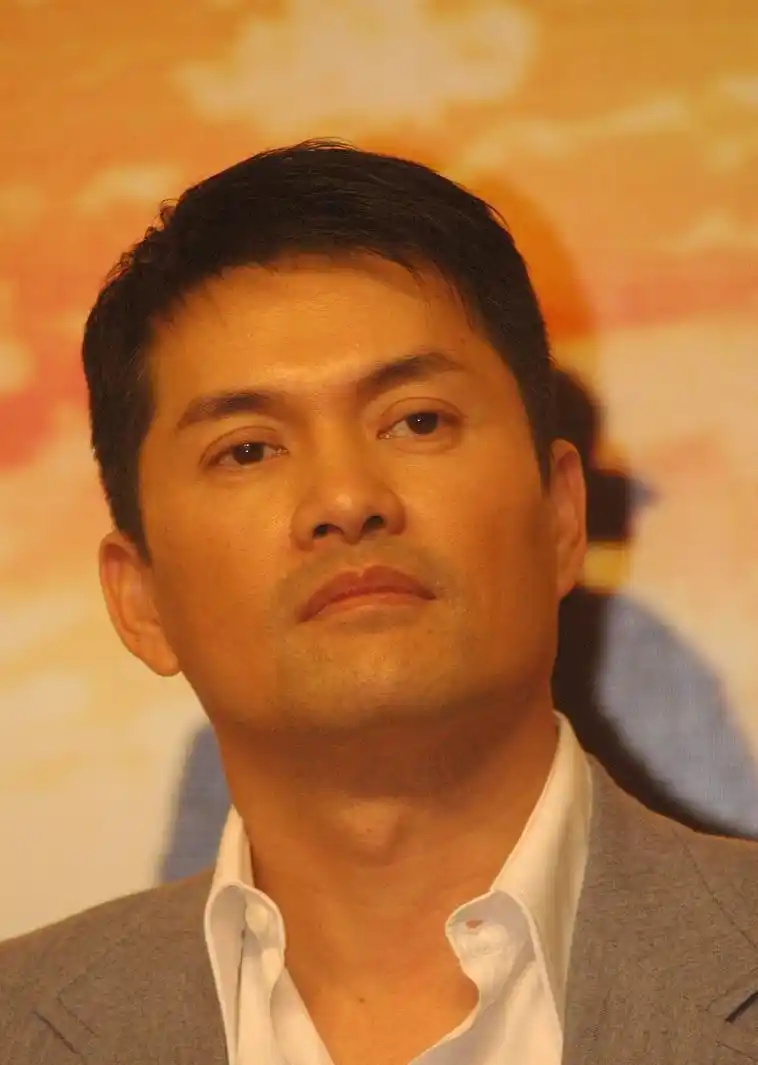 1956年12月22日生于越南,20世纪60年代从越南迁居香港,中国香港影视男