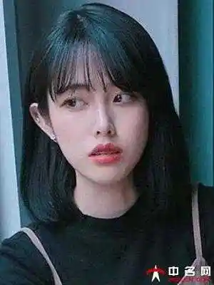 喜欢有刘海发型的妹纸们,这款有刘海齐肩发也是非常不错的选择.