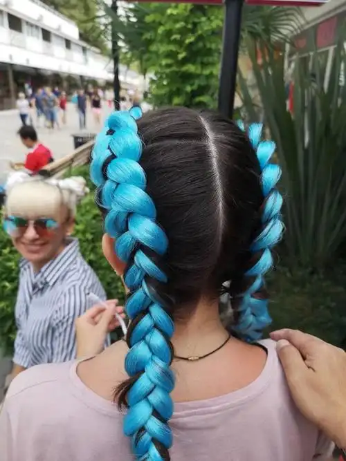 世界杯花絮:俄罗斯美女现场编发 让盛夏清爽动人