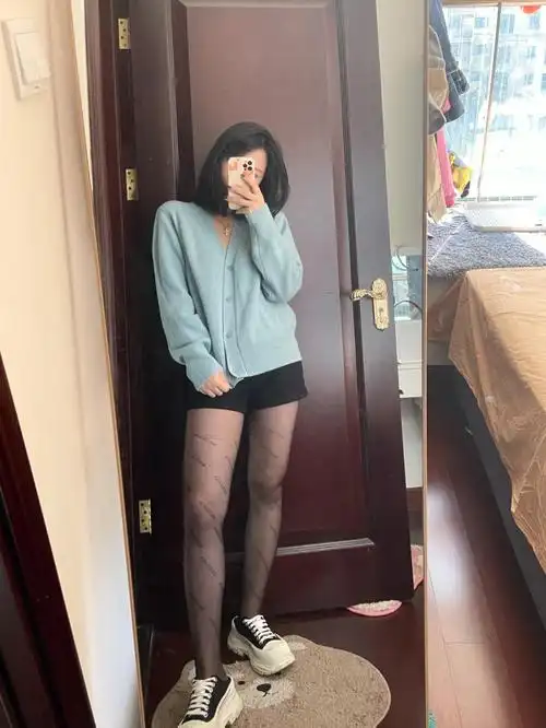 秋冬搭配神器丝袜搭配黑色短裤yyds