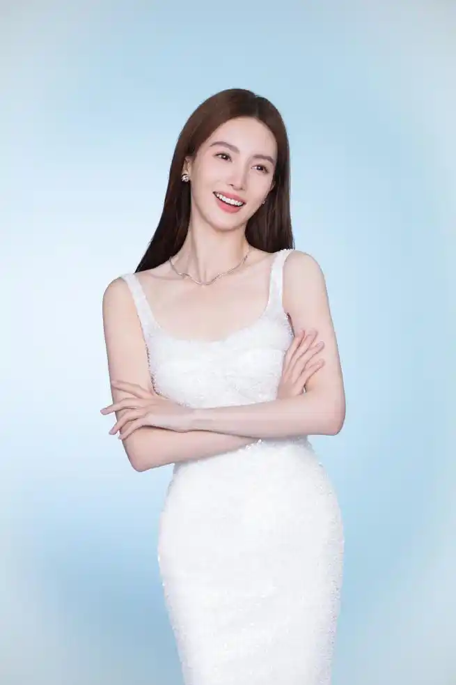 金晨白色长裙仙气十足身材高挑尽显优雅气质