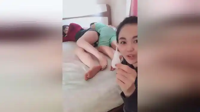 502胶水粘脚俩姐姐哪里惹你了这么整人太损了