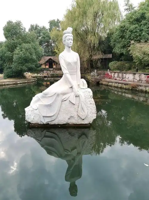 雕塑西施和水中倒影.