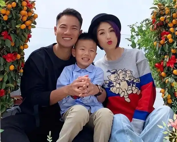 杨千嬅英国被偶遇狂购奢侈品一头紫发太惹眼下月回国开演唱会