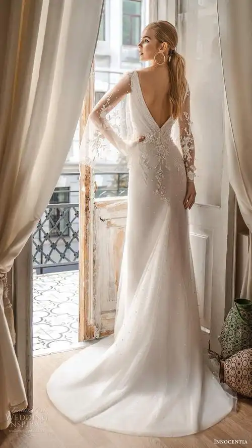 的礼服innocentia的 2021婚纱系列会放一点笑容将要成为新娘的面孔