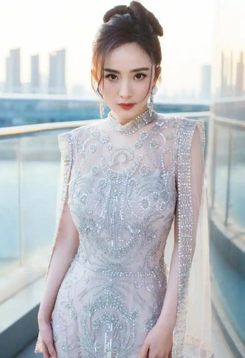 杨幂,镂空透视长裙,大秀完美身材.