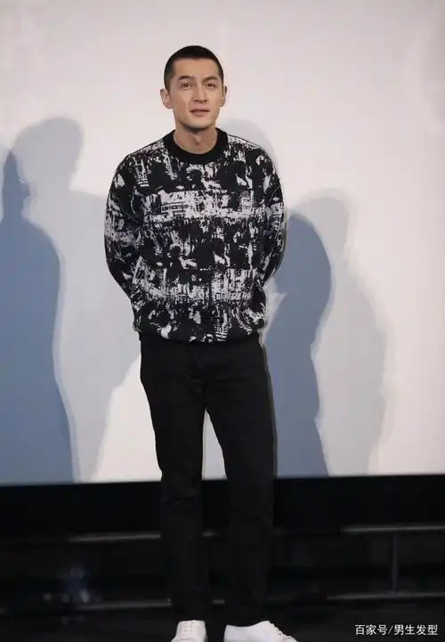 胡歌"寸头"发型酷帅有范,黑白配穿搭干净利落,大家觉得如何?