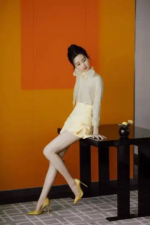 女星高跟鞋美腿盘点:陈都灵,杨超越,清纯优雅美腿修长!