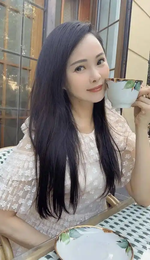 50岁就没有老少女,伊能静晒照脸p的好假,穿白裙身材明显下垂!