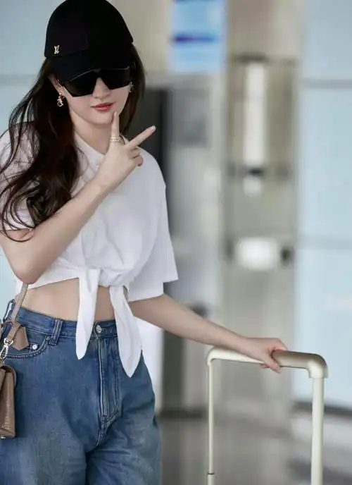 36岁刘亦菲独自现身机场!不带保镖显低调,大方露出小蛮腰身材好