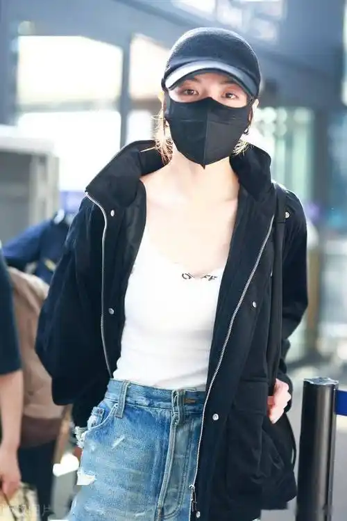 钟楚曦现身上海机场,纯色上衣潇洒休闲