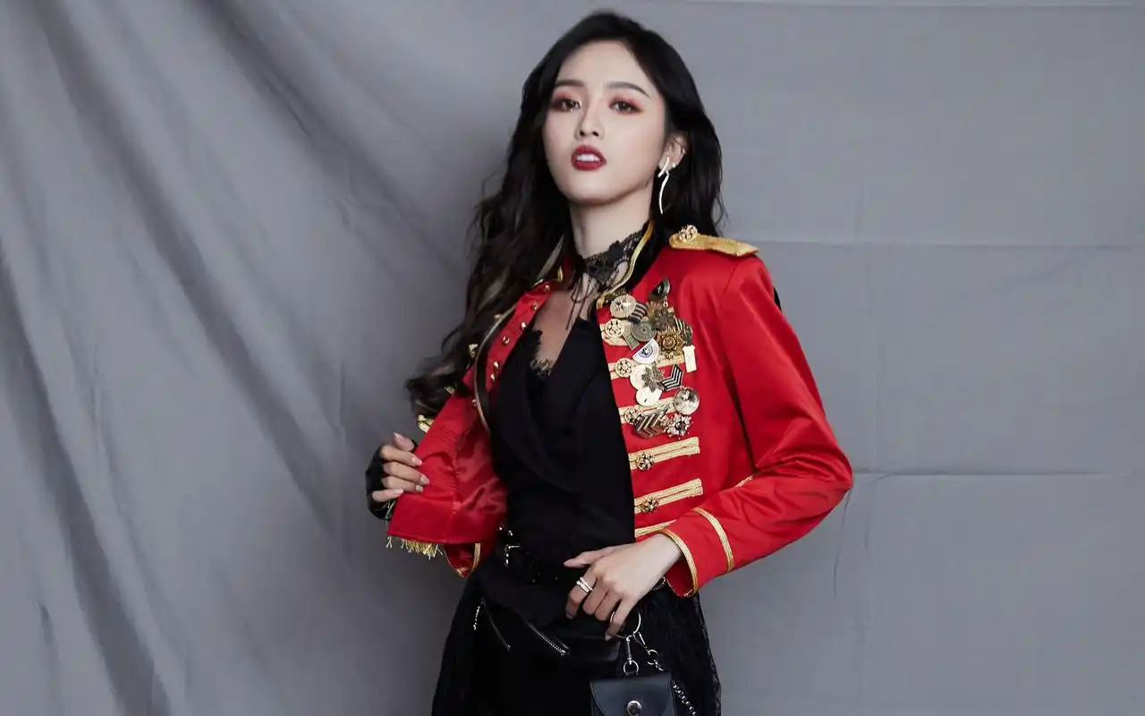 吴宣仪酷飒性感高清桌面壁纸