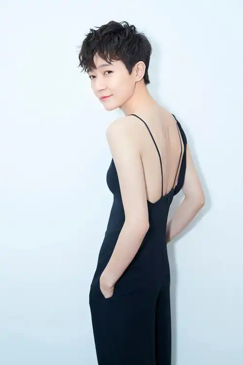 焦俊艳帅气出席活动 黑色look简约时髦