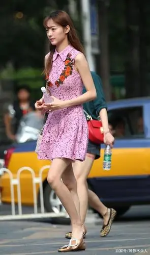 街拍:时尚穿搭凸显美女的绝美好身材!