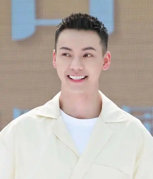 陈伟霆提醒粉丝注意防晒代言护肤品捞金现场笑得合不拢嘴