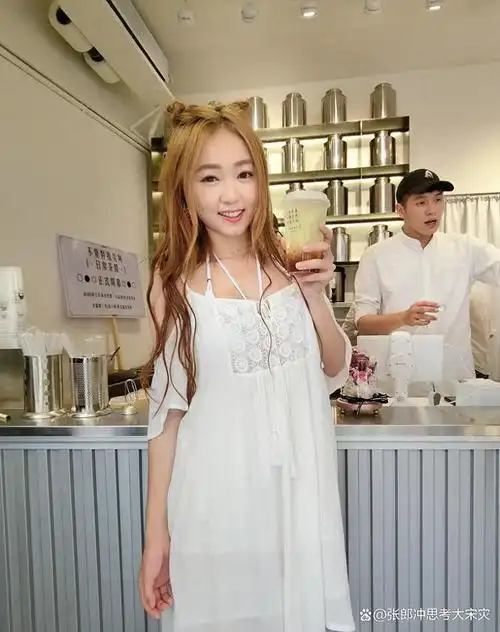 近日,黄霄云碰瓷鬼鬼吴映洁的事件再次将这群已经过气很久的美眉们拉