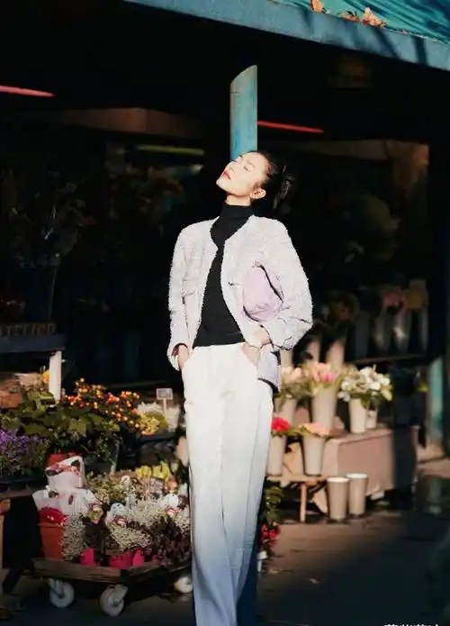 刘雯再创新造型,超长款西装轻松驾驭,网友:超模就能"为所欲为"_时尚_