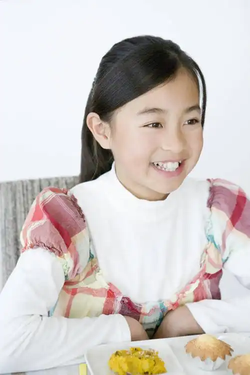 点心,东方人,儿童,一个人,坐,笑,微笑,露齿笑,竖图,室内,白天,正面