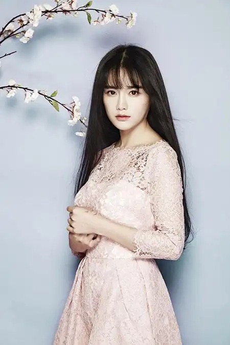 南笙花样大片曝光 色彩粉嫩春意浓