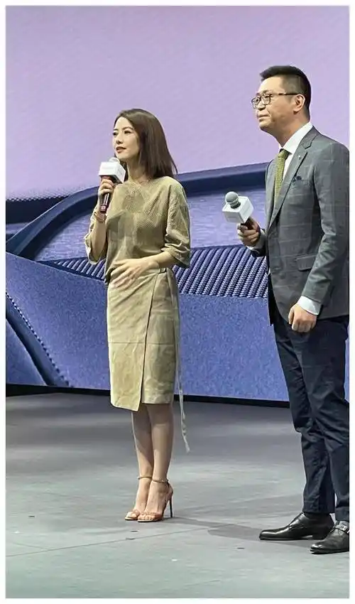 高圆圆眼纹这么多也不遮掩是中年大妈真实模样自然且漂亮