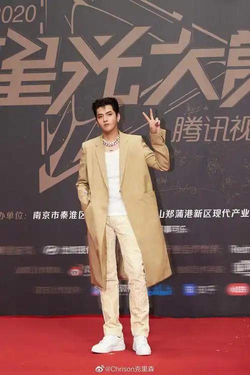 吴亦凡一身givenchy浅驼色大衣,搭配金属粗项链出席腾讯