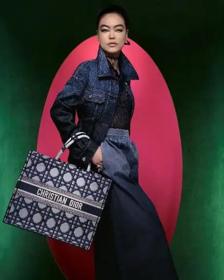 杨采钰精彩演绎dior迪奥二零二三秋冬成衣系列