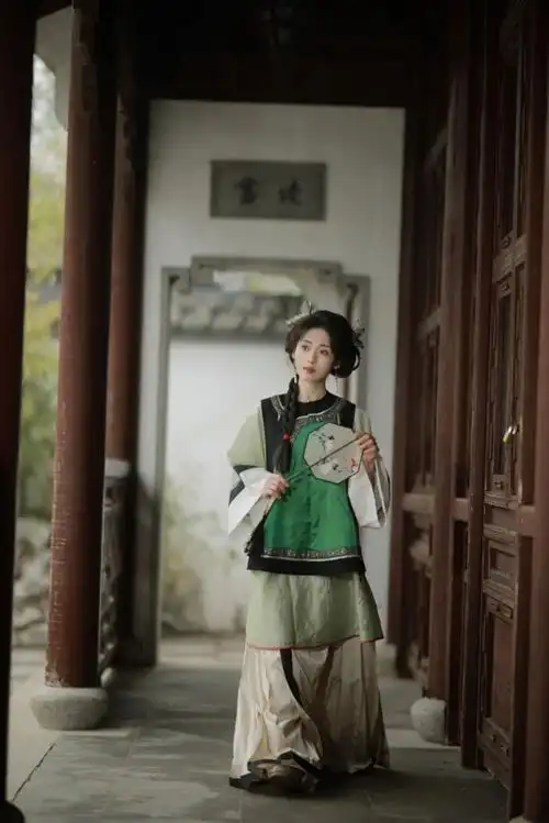 邢菲|清汉女古风写真上线,一袭青衣,岁月静好