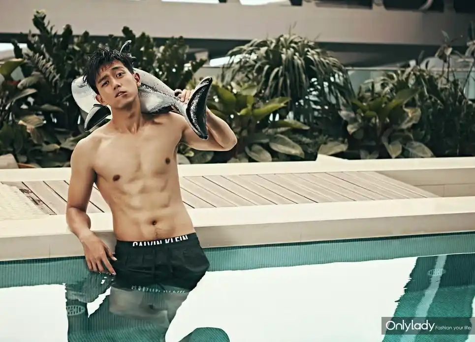 李现泳池写真曝光 帅气阳光腹肌能指路