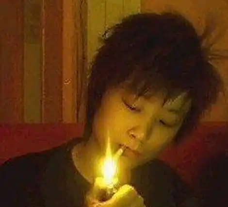 李宇春,春哥抽烟也是真汉子也! 看到第一眼我以为是个男人在抽烟!