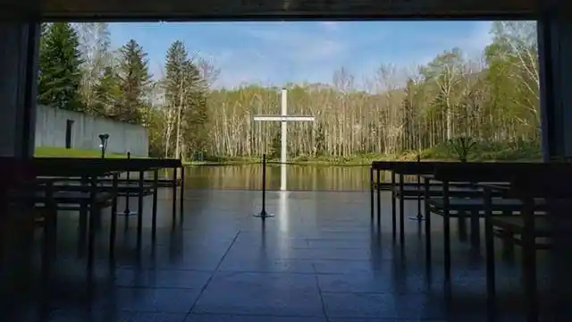 由著名的日本设计师主持设计,教堂的正面是全透明的大玻璃,而正对着