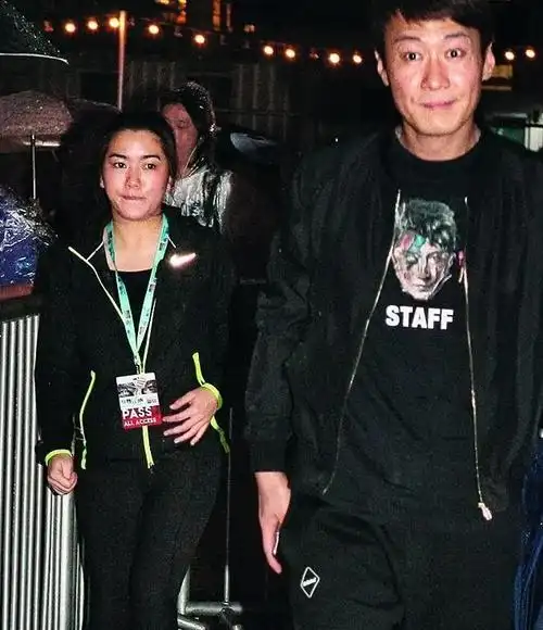 黎明开个唱,妻女到场欣赏,阿wing陪5岁女儿与台上黎明秘密互动