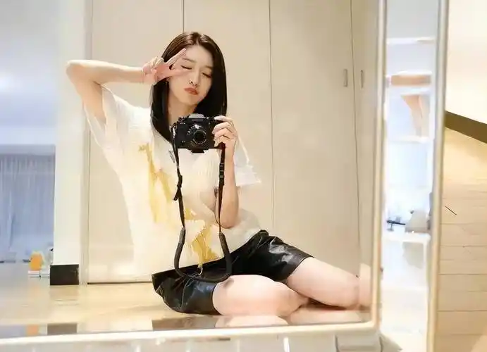 江疏影大方晒健身照,素颜可以看见脸上的痣,傲人身材一览无遗_白色_穿