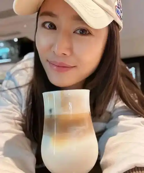 48岁林心如晒怼脸自拍照皮肤紧致光滑状态超能打