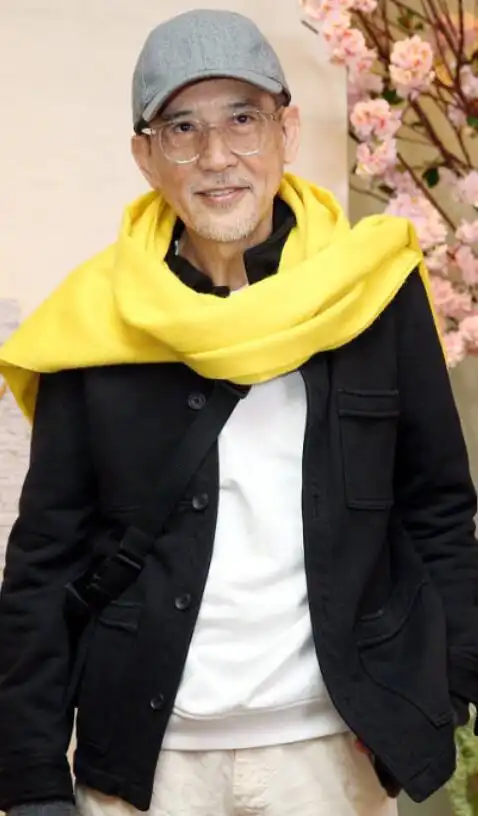 73岁秦汉近照曝光打扮时尚帅气依旧