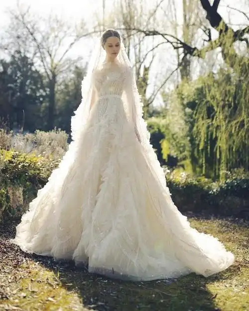 设计师延续品牌一贯仙气,梦幻的风格,将纯净优雅之美注入婚纱之中