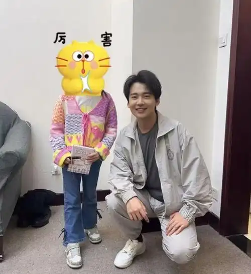 粉丝在中华剧院偶遇郭麒麟,晒厕所合影照,笑容满面,身高被质疑