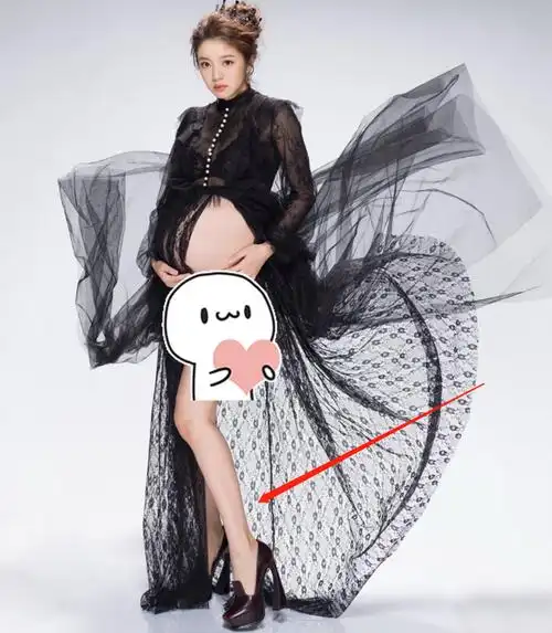 圈内又有一名女星晒孕肚写真啦!一家四口合影太有爱,令人期待