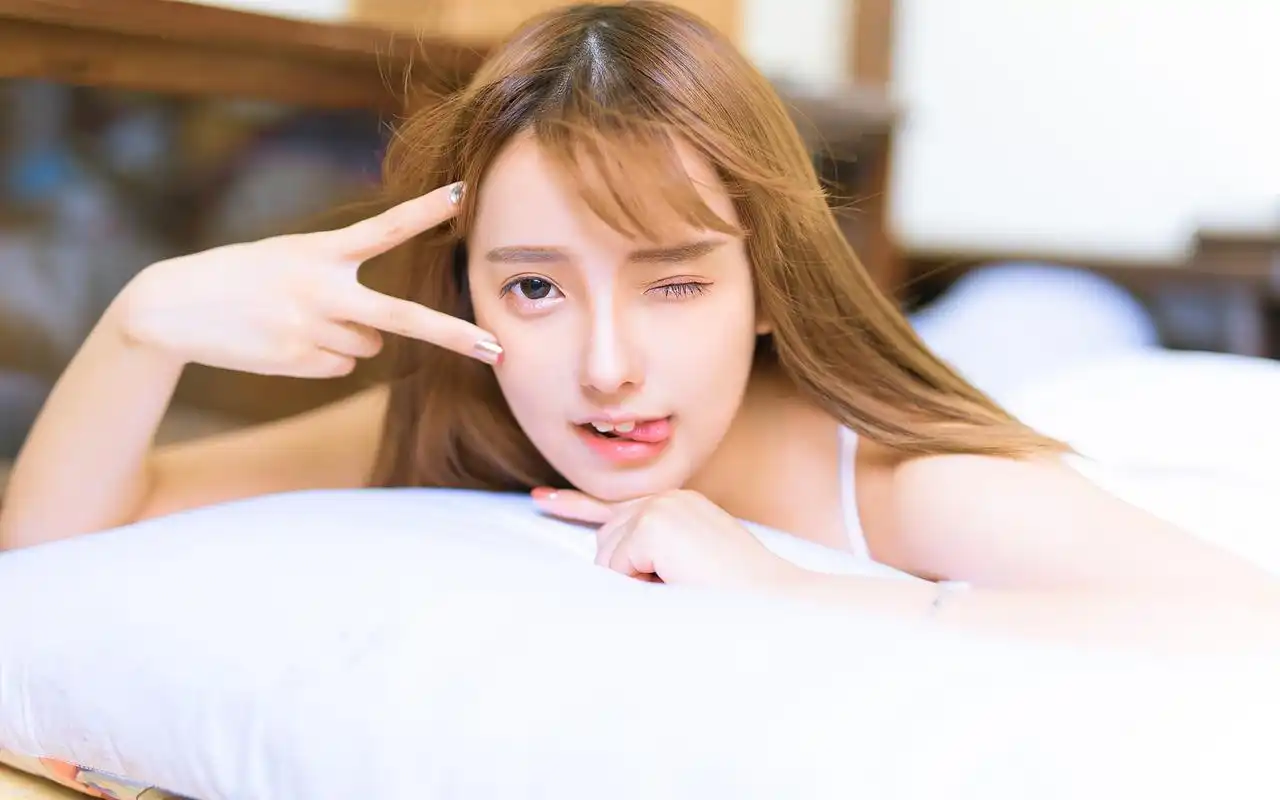 性感吊带裙美女私房诱人写真图片壁纸