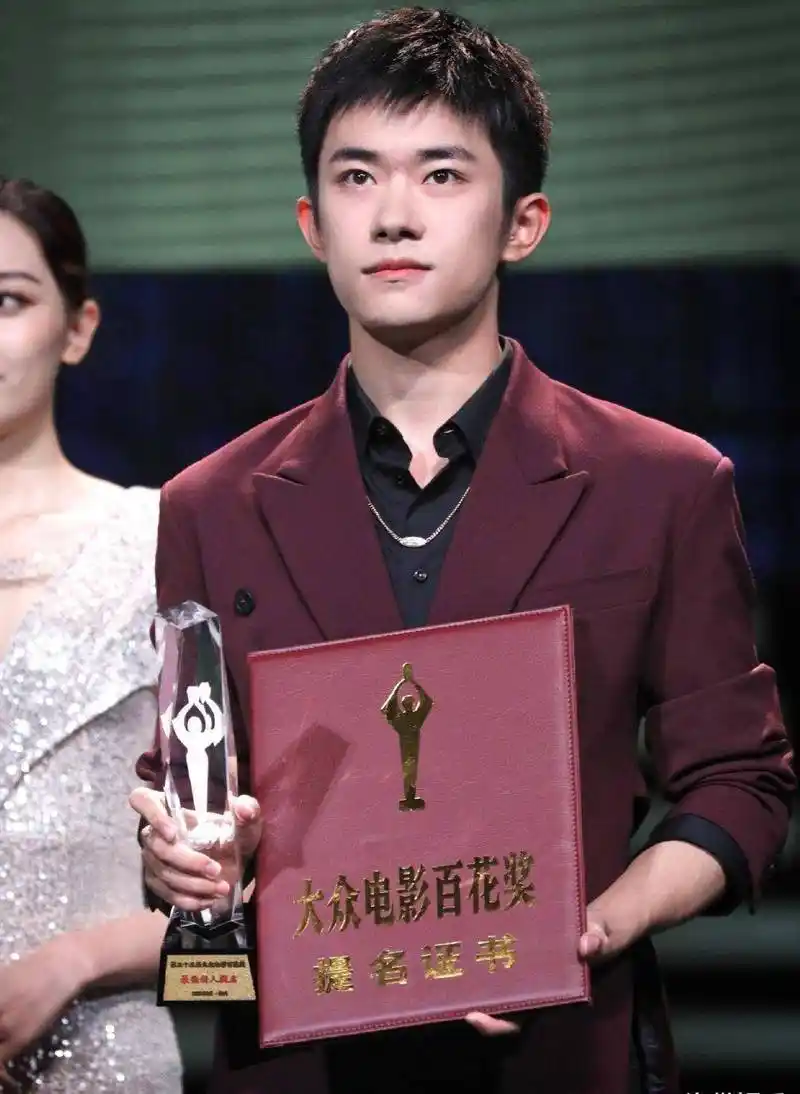 易烊千玺又被截走了,百花奖现场媒体疯狂拦截,虎妈现身指引方向