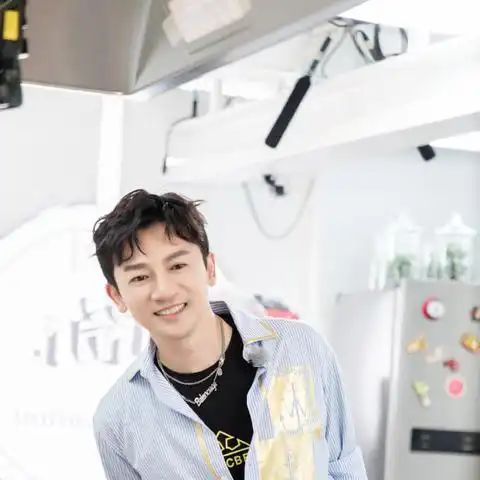 苏有朋万圣节妆容#这是什么操作 @苏有朋 顶着万圣节"小丑"头像荡处