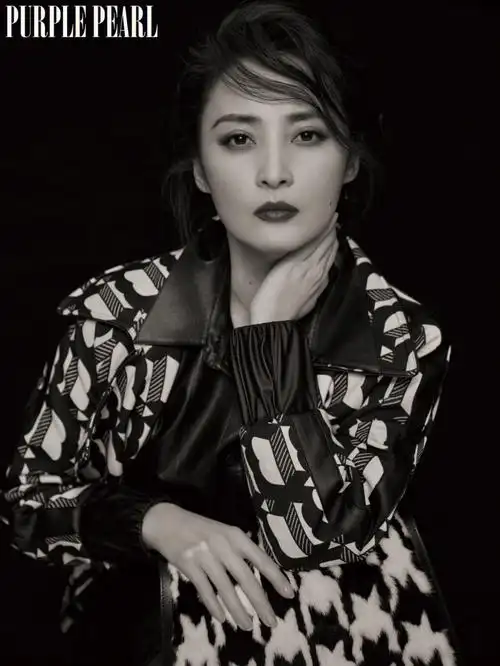 蒋勤勤演绎xiibasket像素感monogram夹克