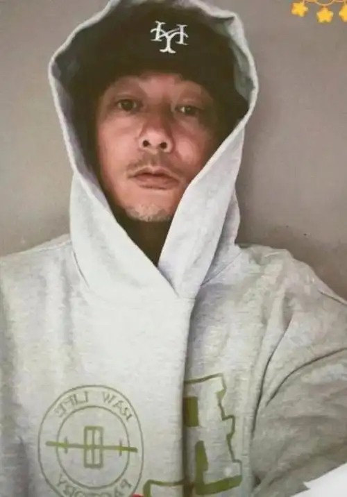 42岁余文乐近照上热搜,头戴帽子胡子花白,网友称撞脸赵本山