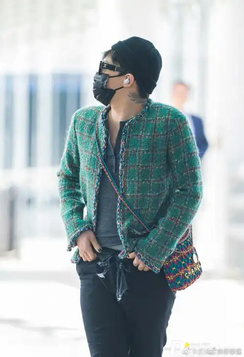 权志龙最新机场照9615:秋衣外露……_高清图集_新浪网