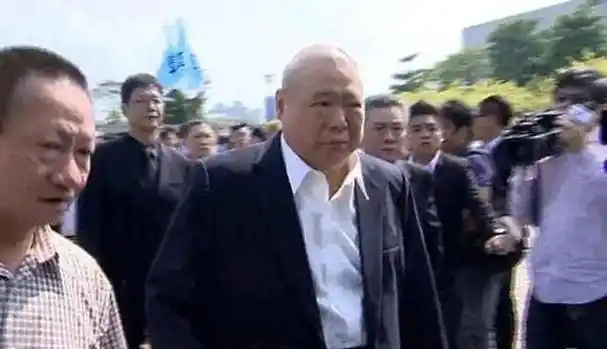 "竹联帮"帮主叱咤台湾,儿子15岁坐牢75年,花光家产也无法保释_黄少岑