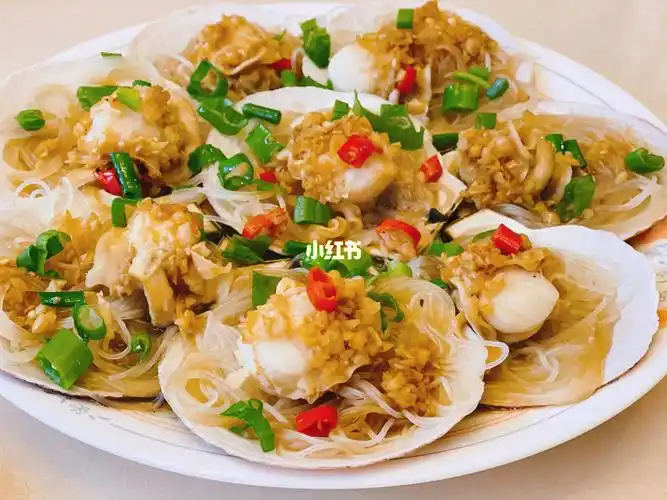 简单快手家庭版的万能蒜蓉酱粉丝蒸扇贝