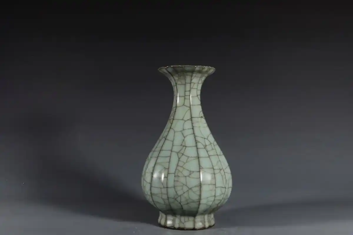 南宋官窑青釉瓜凌花口瓶 高23.8口径8.6底径8.5公分