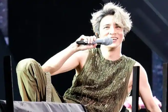 薛之谦天外来物巡回演唱会#不戴老奶奶头套笑的超甜的小薛一枚@薛之谦