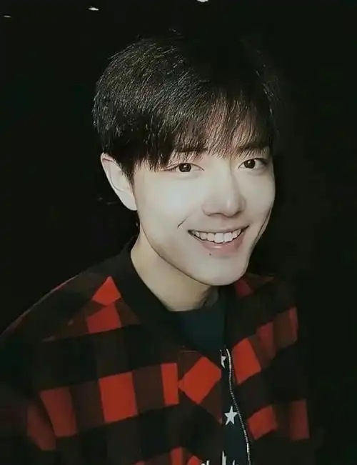 肖战超话刚刚出道那会儿的小赞#肖战#一如既往地秉着初心,站在自己