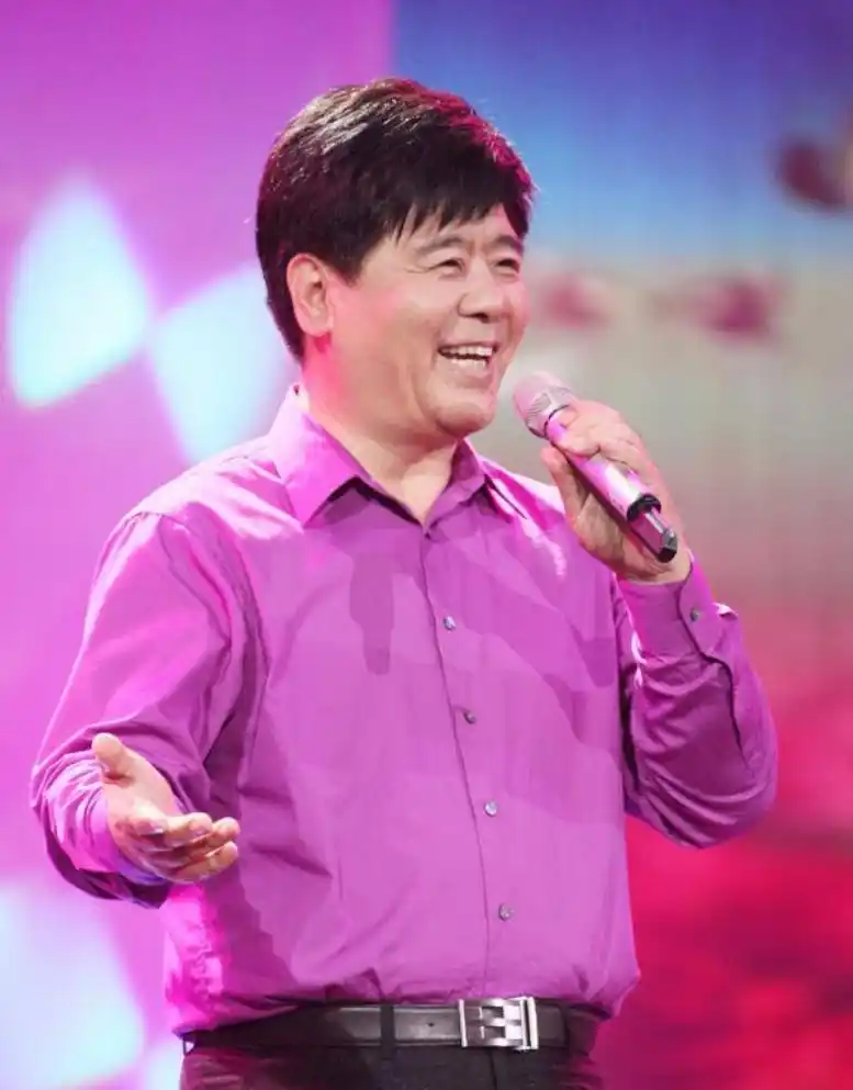 歌唱家王洁实:和谢莉斯同台数十年,屡传绯闻,最爱的是女工妻子