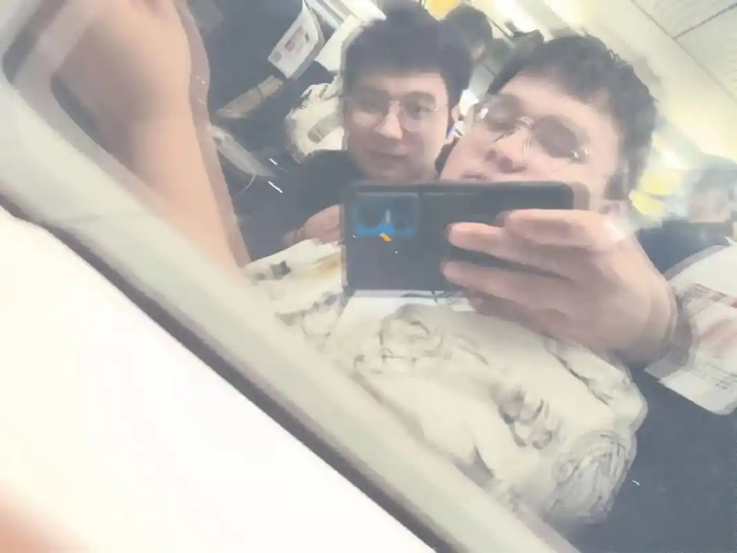 一起坐高铁~#熊狒 #夫夫 #彩虹96 #两个男孩子的日常生 - 抖音